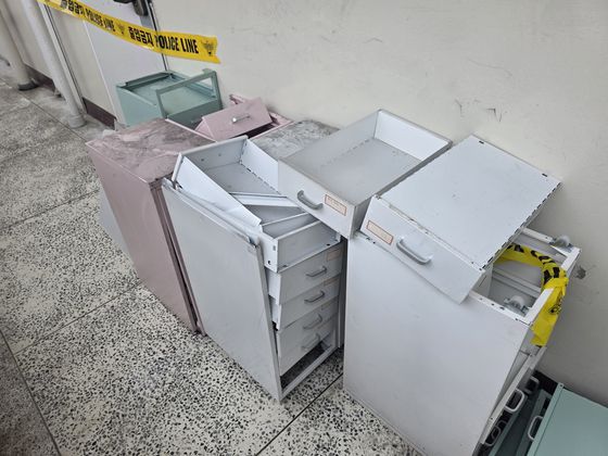 지난 10일 오전 3시 35분쯤 화재로 불이나 일가족 3명이 숨진 채로 발견된 대구 동구 신천동의 아파트. 집 앞에 서랍장 등 작은 가구들이 쌓여 있다. 대구=백경서 기자