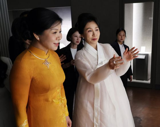 3일 오전 서울 용산구 국립중앙박물관 공식 굿즈 매장 '뮷즈샵'에서 품절 사태를 일으켰던 까치 호랑이 배지가 판매되고 있다.  국립중앙박물관에 따르면 지난 7월 박물관 관람객 수는 69만 4552명으로, 지난해 같은 기간 33만 8868명과 비교해 2배 이상 늘어났다.  지난달까지 집계된 관람객 수는 345만 명으로, 현재 추세대로라면 연간 관람객은 400만명을 넘어 최다 기록을 경신할 것으로 보인다.  이같은 현상은 최근 '케이팝 데몬 헌터스'등 K콘텐츠의 흥행과 여름방학 시기가 맞물린 영향으로 풀이된다. 뉴스1