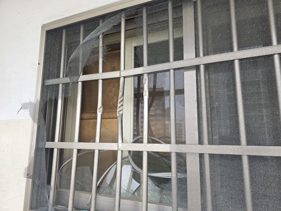 지난 10일 오전 3시 35분쯤 화재로 불이나 일가족 3명이 숨진 채로 발견된 대구 동구 신천동의 아파트. 화재가 발생한 집 창문이 깨져 있다. 대구=백경서 기자