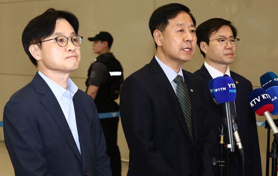 강유정 대통령실 대변인이 12일 서울 용산 대통령실 청사에서 한미 정상회담 개최 관련 브리핑을 하고 있다. 뉴스1