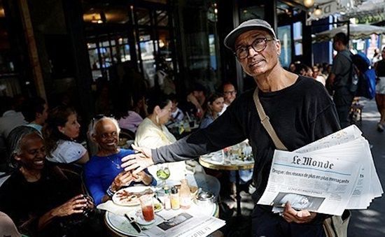 프랑스의 마지막 거리 신문 판매원으로 국가 공로 훈장을 받는 알리 아크바르. 로이터=연합뉴스