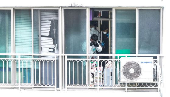 12일 대구 동구 한 아파트에서 경찰과 소방, 국과수 등 관계자들이 화재 현장 합동 감식을 하고 있다. 연합뉴스