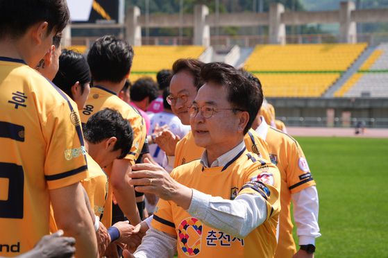 육동한 춘천시장이 지난 26일 강원 춘천 송암스포츠타운 주경기장에서 열린 춘천시민축구단과 대전코레일FC의 경기에 앞서 선수들을 격려하고 있다. 뉴스1