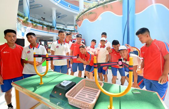 북한 노동당 기관지인 노동신문이 13일 보도한 북한 학생들. 만경대혁명학원과 칠골혁명학원 원생들이 원산갈마해안관광지구에 방문했다고 신문은 밝혔다. 평양 노동신문=뉴스1