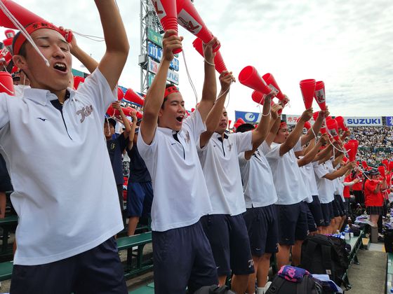 13일 일본 한신고시엔구장에서 명승부를 보기 위해 이른 아침부터 많은 관객들이 몰려 있다. 오누키 도모코 특파원