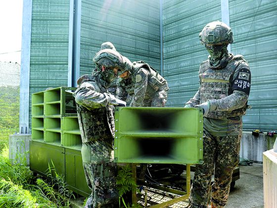 군이 4일 대북 심리전을 위해 전방에 설치한 대북 확성기의 철거에 들어갔다. 사진은 이날 대북확성기 철거 작업하는 모습. 국방부, 연합뉴스