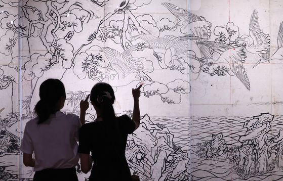 13일 서울 종로구 국립고궁박물관 2층 기획전시실에서 열린 특별전 '창덕궁의 근사謹寫한 벽화' 언론 공개회에서 참석자들이 최초 공개된 김은호의 백학도 초본(정본을 완성하기 전 그린 밑그림)을 살펴보고 있다. 국립고궁박물관은 14일부터 개관 20주년 특별전 '창덕궁의 근사謹寫한 벽화'에서 창덕궁 내전인 희정당, 대조전, 경훈각을 장식했던 벽화 6점을 최초로 일괄 공개한다. 뉴스1