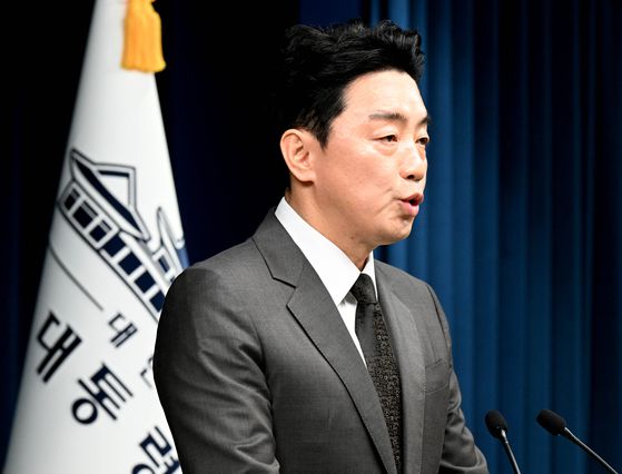 강훈식 대통령 비서실장이 13일 용산 대통령실 브리핑룸에서 교육부 장관을 비롯한 장관급 인선 관련 브리핑을 하고 있다. 대통령실사진기자단