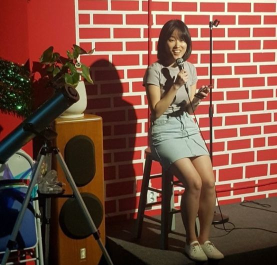 지금은 없어진 서울 압구정 'lofty aspiration’에서 지난 2023년 오픈 마이크 공연하는 모습. 오픈 마이크는 누구나 짧은 시간 자유롭게 자기 코미디를 선보이는 공개 무대다. [사진 원소연]