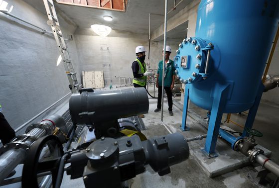 강원 강릉시는 지속되는 가뭄 속 안정적인 용수 공급 대책으로 시내 성내동 롯데시네마 건물에서 유출되는 지하수를 가뭄 등 비상시 홍제정수장 보조수원으로 사용하는 사업의 시험가동을 지난달 25일 시작했다. [연합뉴스]