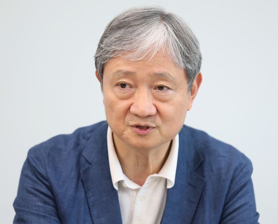 이재명 대통령은 13일 신임 금융감독원장으로 이찬진 제일합동법률사무소 변호사를 임명했다. 이 변호사는 이재명 대통령의 사법연수원 동기로, 민주사회를 위한 변호사모임(민변) 부회장을 지냈다. 연합뉴스