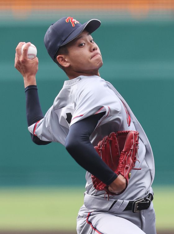 13일 일본 한신고시엔구장에서 응원하는 교토국제고 선수들.오누키 도모코 특파원