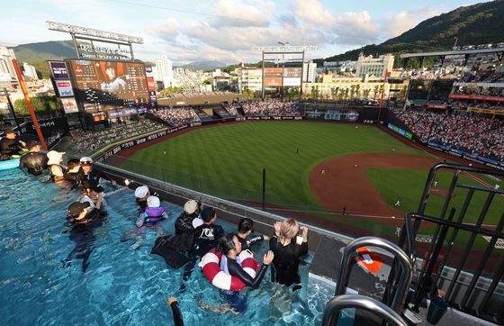 대전 한화생명볼파크 내에 설치된 수영장 인피니티 풀에서 관중이 경기를 관람하는 모습. 사진 한화 이글스