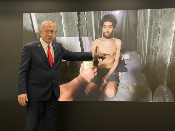 10일(현지시간) 기자회견에서 하마스에 납치돼 가지지구에 억류돼 앙상한 이스라엘 인질의 사진을 제시하는 베냐민 네타냐후 이스라엘 총리. 신화=연합뉴스