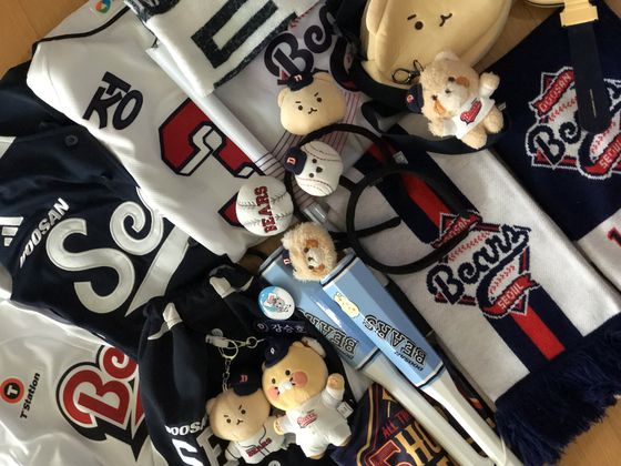 두산 베이스 팬 석다윤씨가 모은 유니폼과 망곰 굿즈. 사진 석다윤씨
