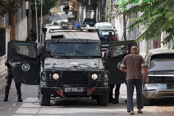 지난 11일 요르단강 서안지구 나불루스 인근 한 난민캠프에서 이스라엘군이 기습 작전을 벌이고 있다. AFP=연합뉴스