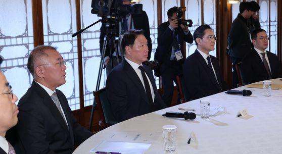 지난 4월 1일 한덕수 대통령 권한대행 국무총리 주재로 서울 종로구 삼청동 총리공관에서 경제안보전략TF 회의가 열렸다. 정의선(왼쪽부터) 현대차 회장, 최태원 SK그룹 회장, 이재용 삼성전자 회장, 구광모 LG그룹 회장이 발언을 경청하고 있다. 연합뉴스