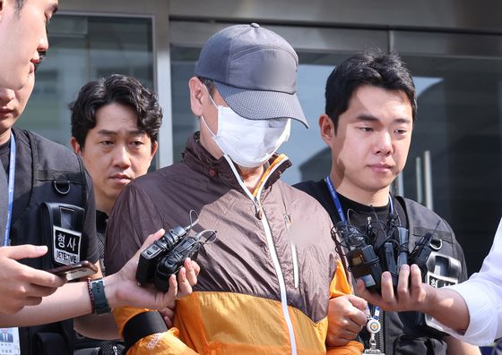 지난달 30일 사제 총기 살해 사건 피의자 A씨(62)가 인천논현경찰서에서 검찰로 송치되고 있다. 뉴스1