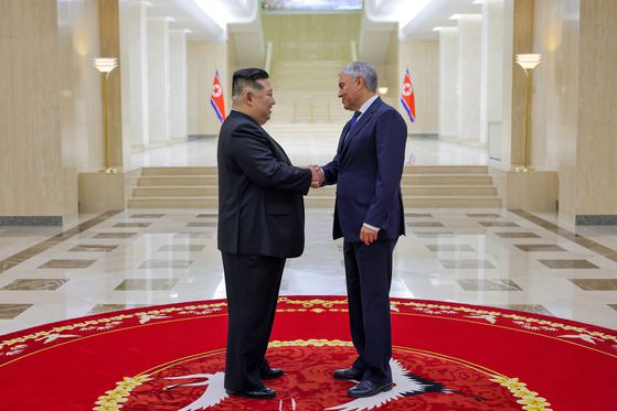 김정은 북한 국무위원장이 14일 방북 중인 바체슬라프 볼로딘 러시아 하원의장을 접견하는 모습. 노동신문, 뉴스1