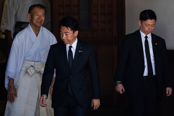 차기 일본 총리 후보 중 한 명으로 꼽히는 고이즈미 신지로(가운데) 농림수산상이 15일 야스쿠니신사에 참배했다. AP=연합뉴스