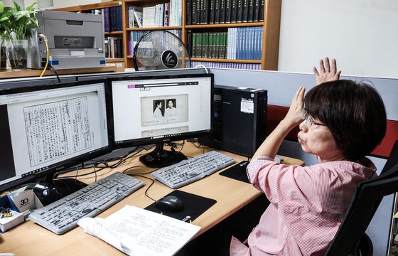 독립기념관 산하 독립운동가 자료발굴 TF팀 이병례 연구원이 11일 충북 천안시 독립기념관 사무실에서 이천홍 독립운동가의 자료를 살펴보고 있다. 김성룡 기자. 2025.08.11.