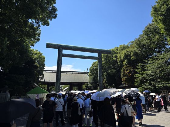 일본의 '종전(패전)' 기념일인 15일 A급 전범들이 합사된 야스쿠니 신사에 참배객들이 몰려있다. 김현예 특파원