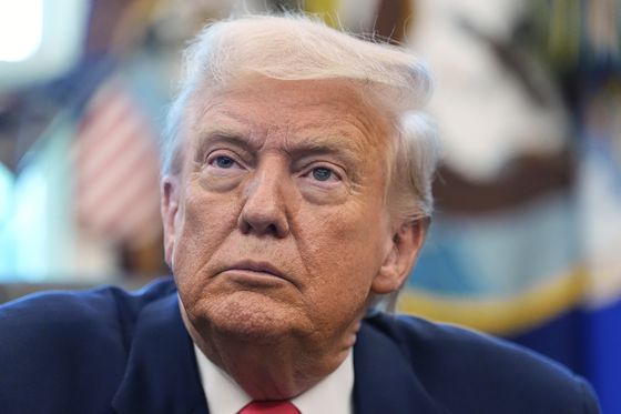 블라디미르 푸틴 러시아 대통령과의 정상회담을 하루 앞둔 14일(현지시간) 도널드 트럼프 대통령이 미국 워싱턴 백악관에서 사회보장법 제정 90주년과 관련한 발언을 듣고 있다. AP=연합뉴스