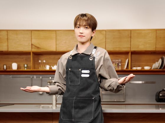 '뭘 먹고 자랐길래' 촬영 중인 산. 그는 힐링푸드로 솥뚜껑에서 굽는 푸짐한 느낌의 삼겹살을 꼽았다. 사진 HOGER