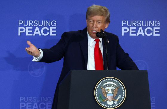 블라디미르 푸틴 러시아 대통령이 15일(현지시간) 미 알래스카주 앵커리지의 엘먼도프-리처드슨 합동군사기지에서 도널드 트럼프 미국 대통령과 정상회담을 가진 뒤 공동 기자회견에서 발언하고 있다. 로이터=연합뉴스