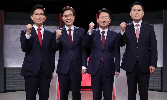 국민의힘 당 대표 선거에 출마한 후보들이 17일 서울 여의도 KBS에서 열린 2차 텔레비전 토론회에 앞서 기념 촬영을 하고 있다. 국회사진기자단