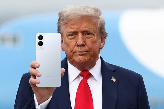 이미지 AI 모델 '나노 바나나'를 적용해 만들어내는 트럼프 미국 대통령이 갤럭시 S25 엣지를 들고 있는 사진. LM아레나 캡처