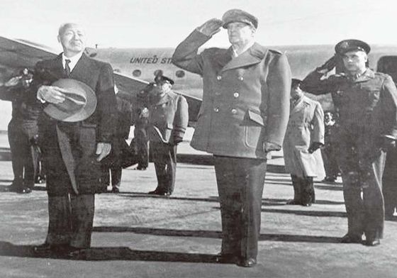 이승만 대통령(왼쪽)이 1950년 2월 18일 더글러스 맥아더 연합국 최고사령관의 초청으로 일본을 방문해 하네다 공군기지에서 국기에 대한 경례를 하고 있다. 사진 국방부 군사편찬연구소