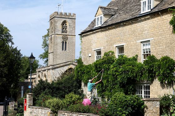 JD 밴스 미국 부통령이 영국 코츠월드의 시골마을 딘에서 JD 밴스 미국 부통령이 휴가를 보내고 있었던 지난 11일(현지시간), 인근 마을 찰버리 지역 주민이 자신의 집 정원을 가꾸고 있다. 로이터=연합뉴스