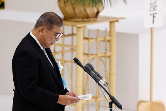 이시바 시게루 일본 총리가 지난 15일 일본의 패전일이자 '종전일'에 열린 전몰자 추도식에서 추도사를 하고 있다. 로이터=연합뉴스