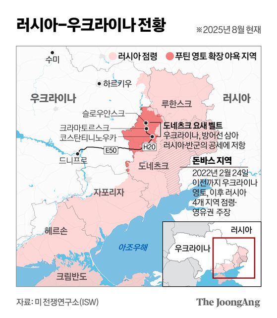 지난 3월 알렉산데르 스투브 핀란드 대통령(오른쪽)이 미국 플로리다주 팜비치에 있는 도널드 트럼프 미국 대통령의 마러라고 리조트 인근 골프장에서 트럼프 대통령과 골프 라운딩을 하는 모습. 로이터=연합뉴스