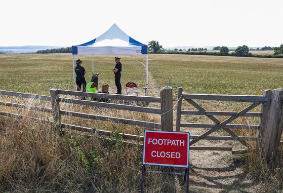 JD 밴스 미국 부통령이 휴가를 보낸 영국 코츠월드 찰버리 인근 딘이라는 작은 마을에서 지난 12일(현지시간) 취재진 접근을 막고 있는 경찰. 로이터=연합뉴스