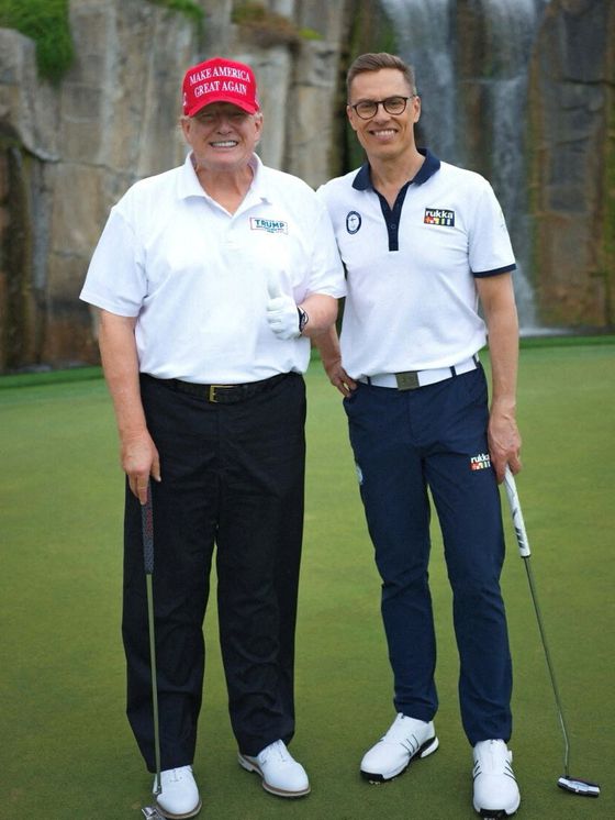 지난 6월 벨기에 브뤼셀에서 열린 북대서양조약기구(나토) 정상회의에 참석한 각국 정상들이 기념촬영을 하고 있다. AFP=연합뉴스