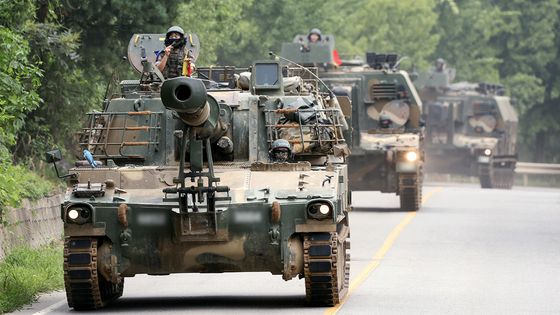 지난해 8월26일 '을지 자유의 방패'(UFS·을지프리덤실드)' 2부 훈련 기간 경기 파주시 일대에서 자체 훈련에 나선 육군 자주포와 장갑차가 기동하고 있는 모습. 뉴스1