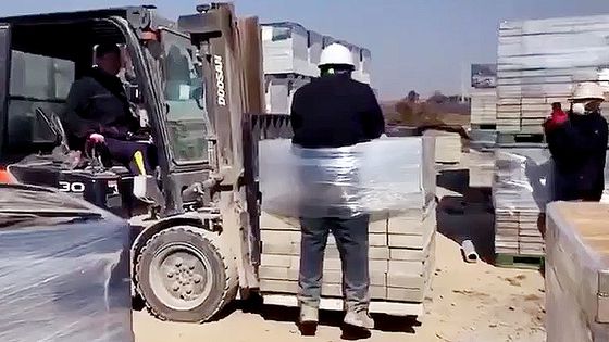 사비트리 파나보케 주한 스리랑카 대사가 지난 17일 전남 나주시를 찾아 윤병태 나주시장과 환담을 갖고 최근 벽돌공장에서 발생한 가혹행위 사건에 대해 재방 방지 대책 등을 논의하고 있다. 사진 나주시