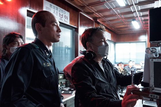 영화 '서울의 봄' 촬영 현장의 김성수 감독(오른쪽). 사진 플러스엠 엔터테인먼트