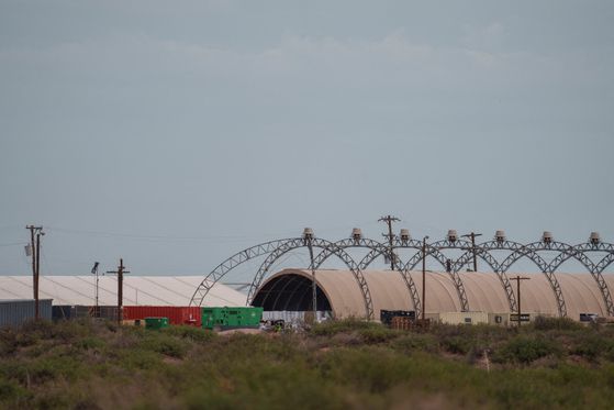 미국 이민세관단속국(ICE)이 17일(현재시간) 텍사스주 엘파소 포트 블리스 기지 내에 최대 5000명을 수용할 수 있는 새로운 이민자 구금 시설을 건설하고 있다. 로이터=연합뉴스