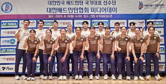 함께 포즈를 취한 배드민턴대표팀 코칭스태프와 선수들. 연합뉴스