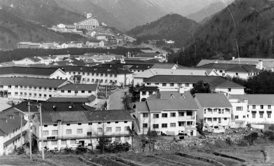 설악동 재건을 위해 설악동 B·C 지구를 연결하는 스카이워크가 설치된 모습. 천권필 기자