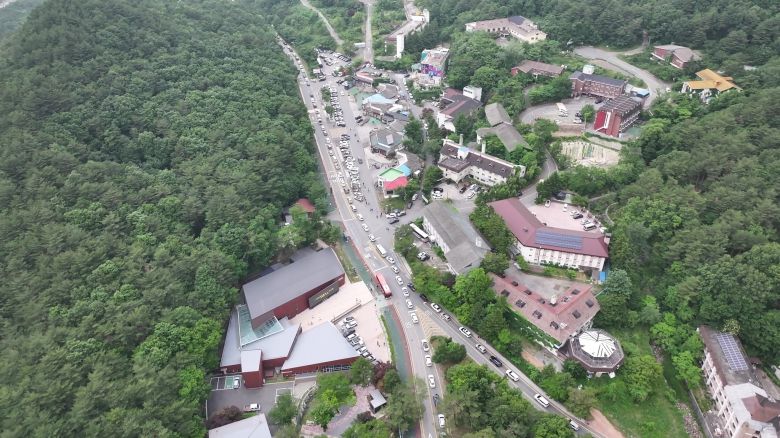 설악동 C지구 주차장이 텅 비어 있는 모습. 천권필 기자
