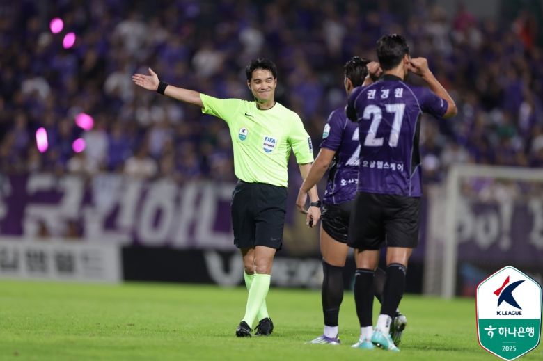 안양 권경원(오른쪽)이 포항전에서 팔꿈치를 사용한 파울로 퇴장 당했다. [사진 프로축구연맹]