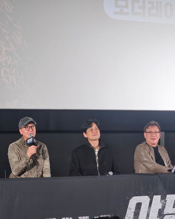 김성수 감독은 또 다른 제자 황병국 감독(왼쪽)의 ‘야당’ GV에도 참석한 바 있다. [사진 플러스엠 엔터테인먼트]