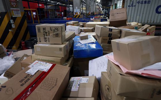 '택배 쉬는 날' 마지막 날인 17일 서울 한 물류센터에 배송될 택배 물품이 쌓여 있다.  연합뉴스