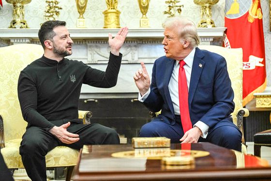 친트럼프 성향의 미국 보수 매체 리얼 아메리카 보이스의 백악관 출입 기자 브라이언 글렌이 18일(현지시간) 워싱턴 DC 백악관을 배경으로 방송 중계를 하고 있다. 사진 엑스(X) 캡처