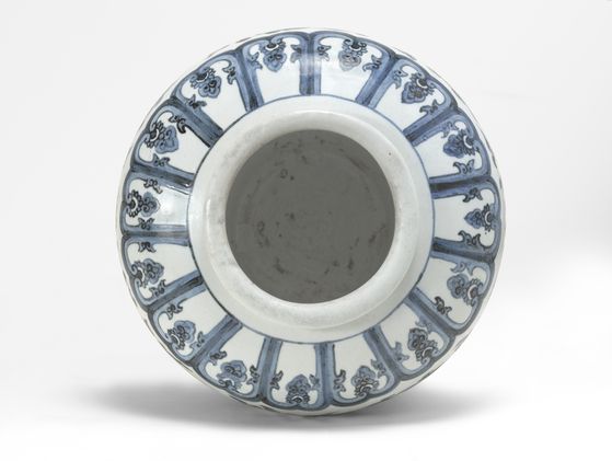 위에서 본 15세기 청화백자. 두 가지 색조의 연화문 띠가 균일하다. 사진 Christie's