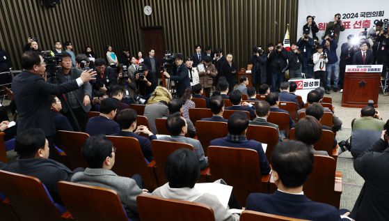 2024년 12월 12일 서울 여의도 국회에서 열린 원내대표 선출 선거 의원총회에서 국민의힘 의원들이 한동훈 대표가 인사말 도중 윤석열 대통령 탄핵 찬성에 관해 얘기하자 항의하고 있다. [뉴스1]